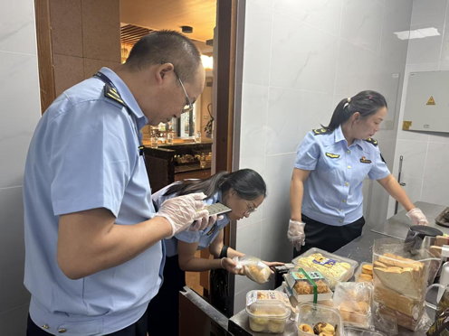 丹桂飄香迎雙節(jié)，食安守護(hù)正當(dāng)時——騰沖市市場監(jiān)督管理局強(qiáng)化餐飲管理